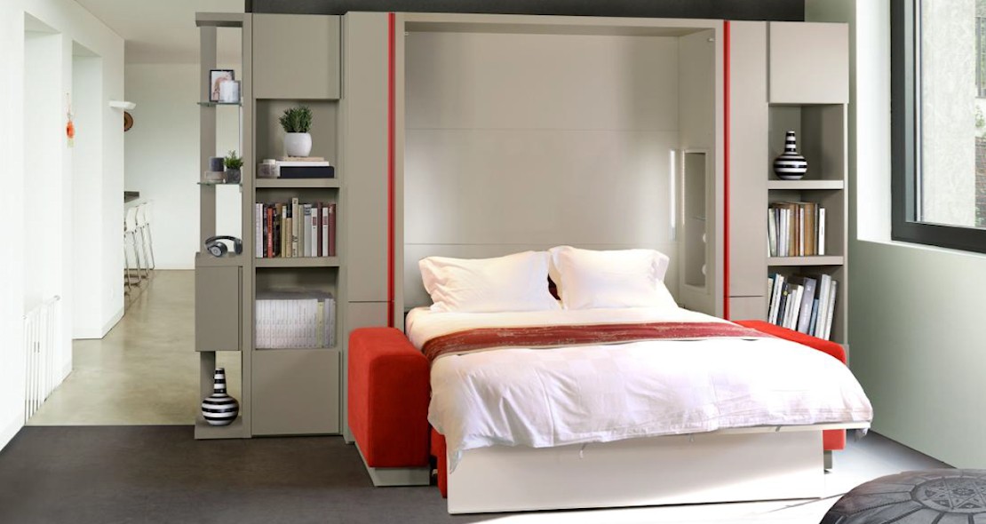 Agencement avec lit escamotable confort canapé accoudoirs XL modules chevets rangements