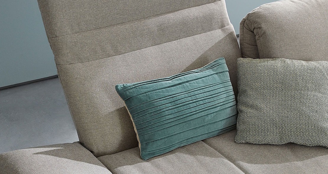 Canapé design avec méridienne dossier mobile recouvert de tissu