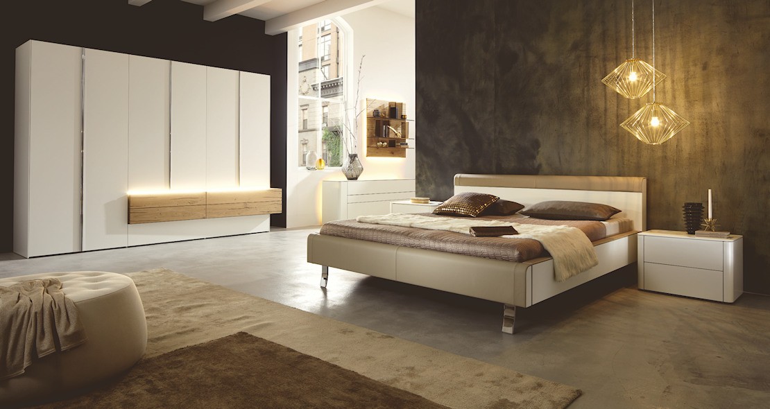 Chambre à coucher Hulsta Gentis design blanc mat avec armoire 6 portes et élément design