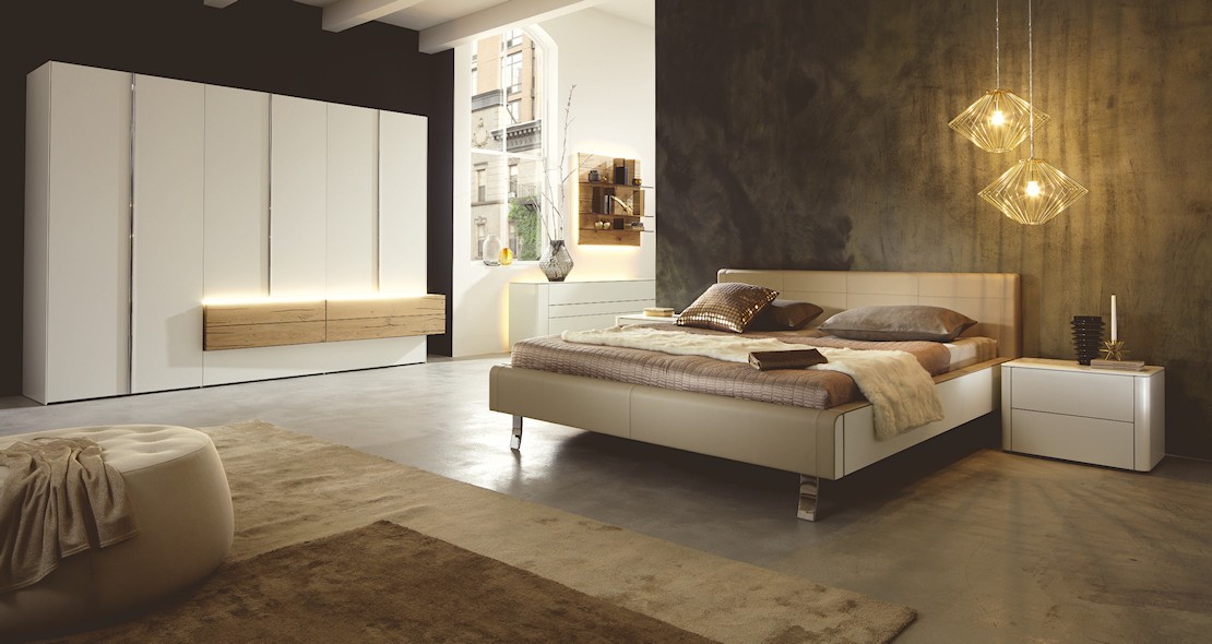 Chambre à coucher Hulsta Gentis design blanc mat avec armoire 6 portes et élément design